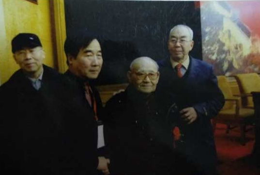 与中国著名书画家齐白石大弟子娄师白与合影