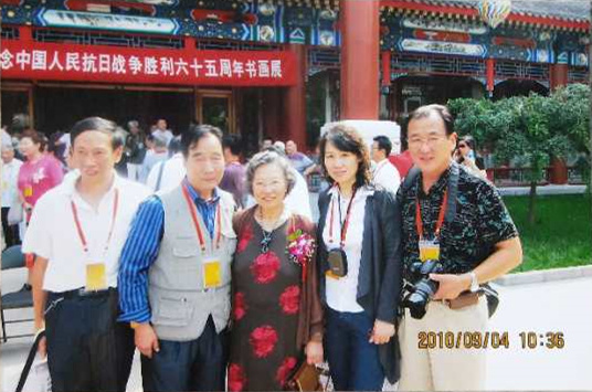 纪念中国人民抗日战争胜利六十五周年书画展与原外交部长黄骅夫人何理良女士合影